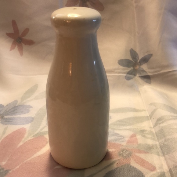 Vintage Ceramic Country Fresh Pepper & Farm Fresh Salt Shakers w/cow motif - Picture 10 of 13